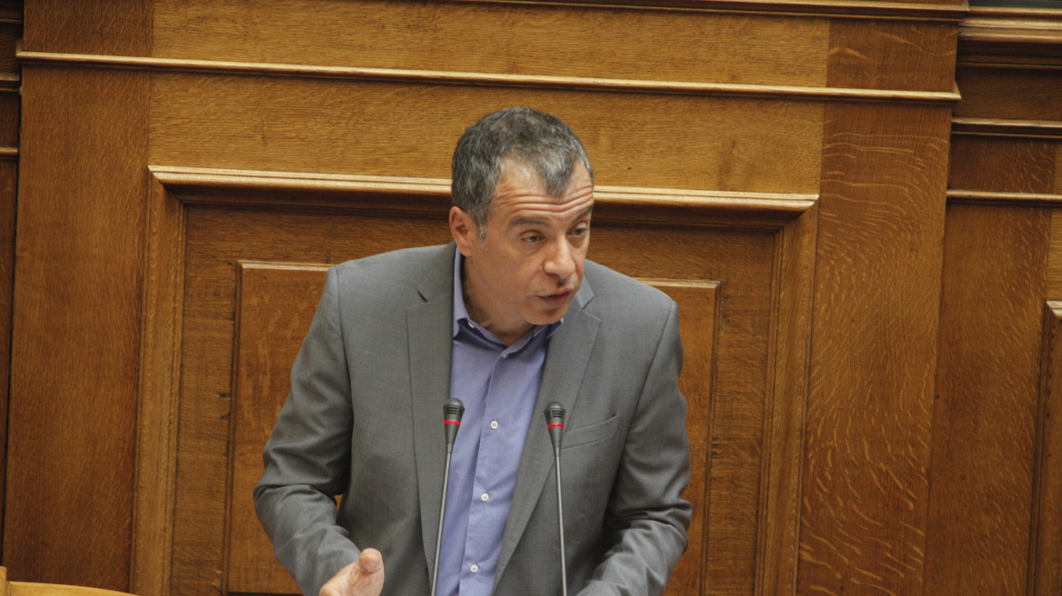 Θεοδωράκης: Η κυβέρνηση χρησιμοποιεί τα λεφτά του προσφυγικού για εξυπηρετήσεις ημετέρων